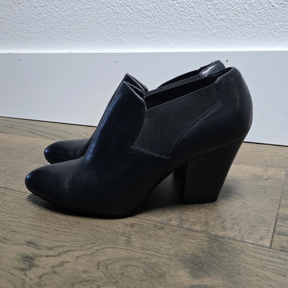 Ellen Tracy Baylor Leather Chunky Heel Pointed Toe Chelsea Boot in Black